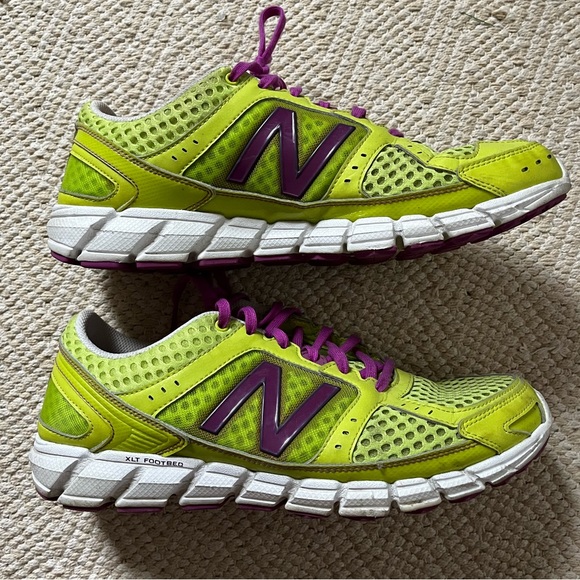 Women’s green new balance sneakers - Picture 1 of 5